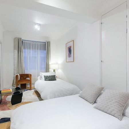 Perfectly Located 1 Bed Apartment Above Tube Station ลอนดอน ภายนอก รูปภาพ