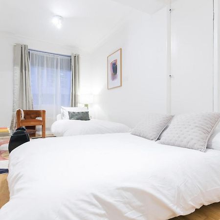 Perfectly Located 1 Bed Apartment Above Tube Station ลอนดอน ภายนอก รูปภาพ