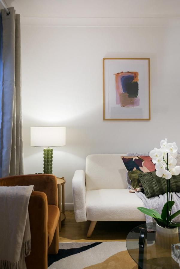 Perfectly Located 1 Bed Apartment Above Tube Station ลอนดอน ภายนอก รูปภาพ