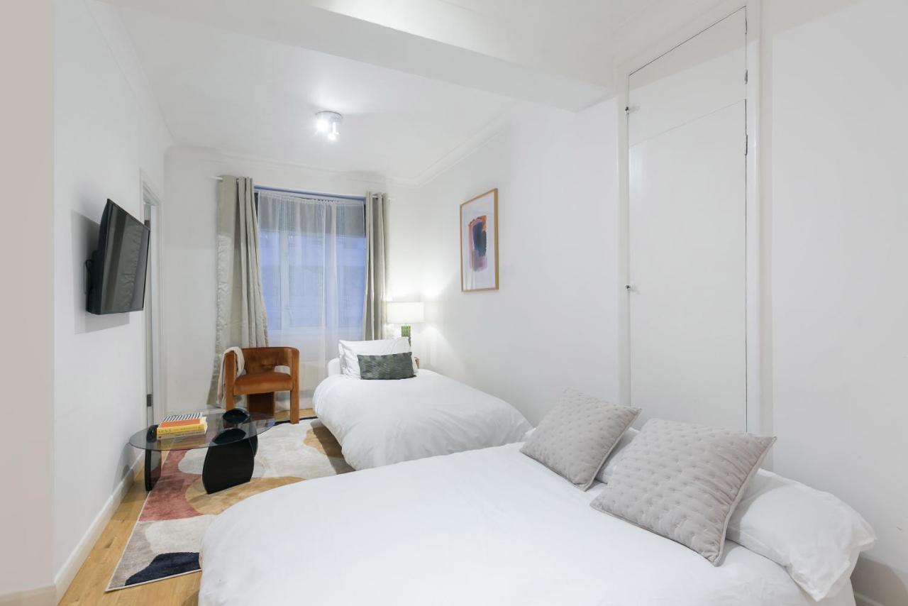 Perfectly Located 1 Bed Apartment Above Tube Station ลอนดอน ภายนอก รูปภาพ