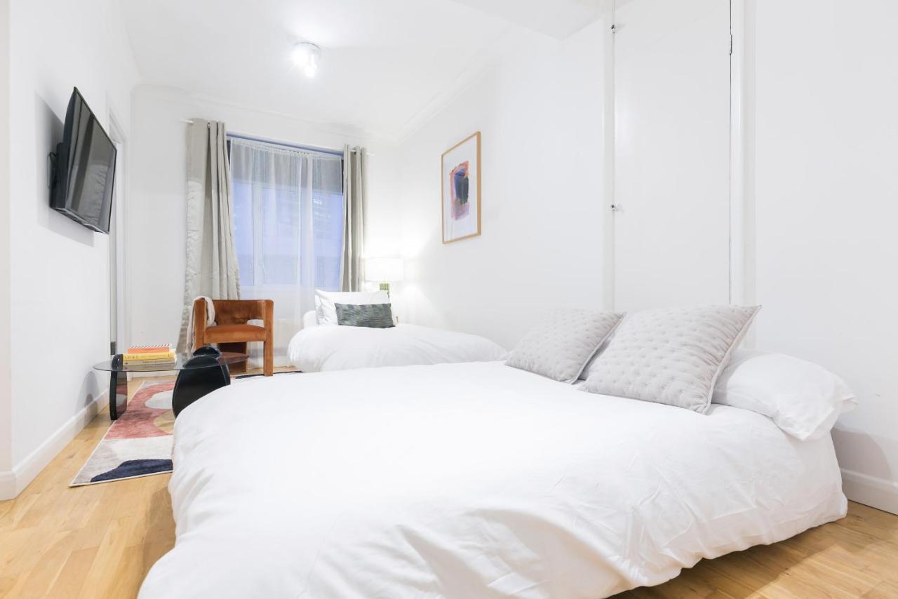 Perfectly Located 1 Bed Apartment Above Tube Station ลอนดอน ภายนอก รูปภาพ