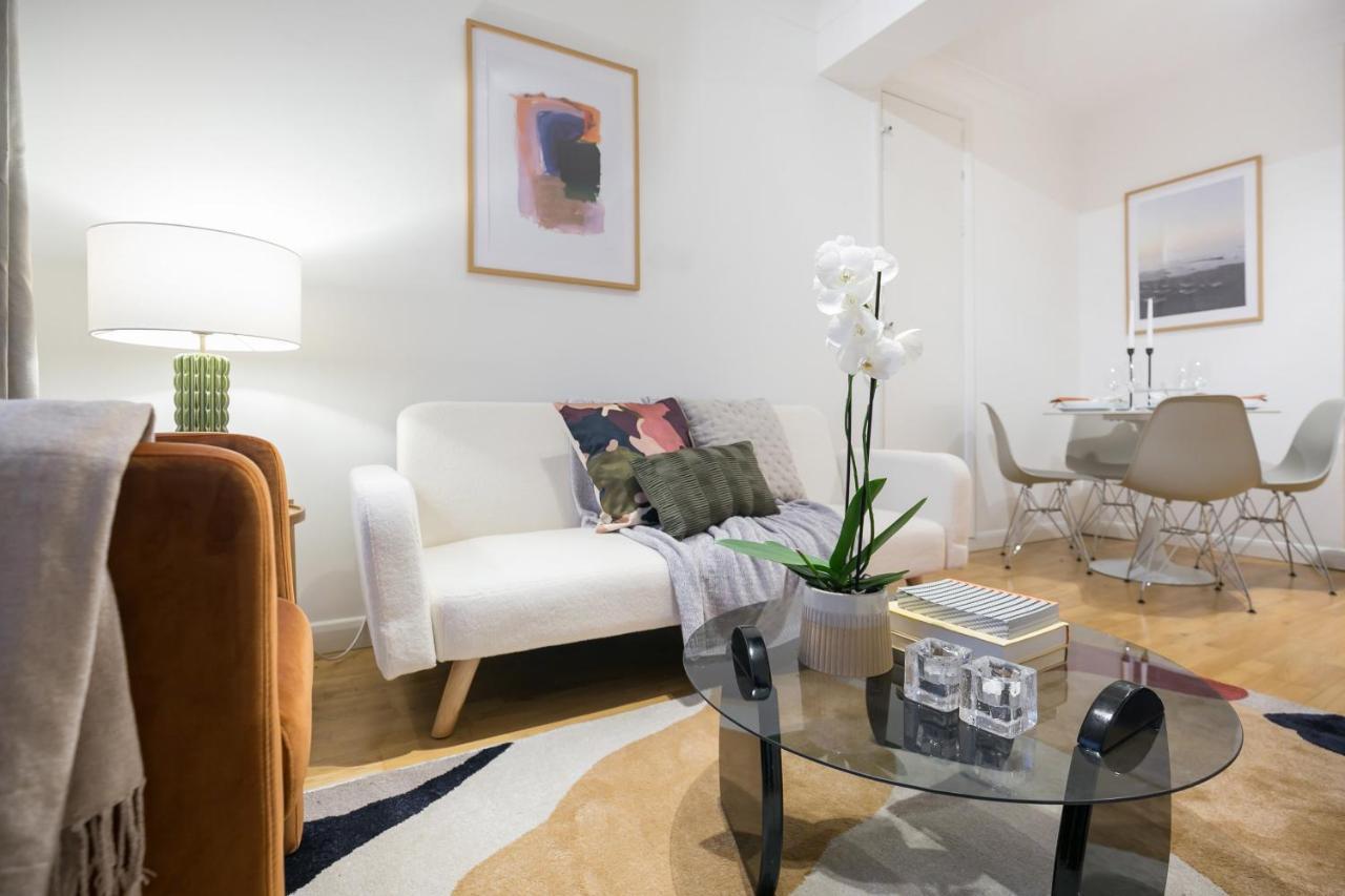 Perfectly Located 1 Bed Apartment Above Tube Station ลอนดอน ภายนอก รูปภาพ