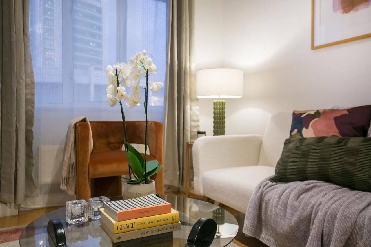 Perfectly Located 1 Bed Apartment Above Tube Station ลอนดอน ภายนอก รูปภาพ