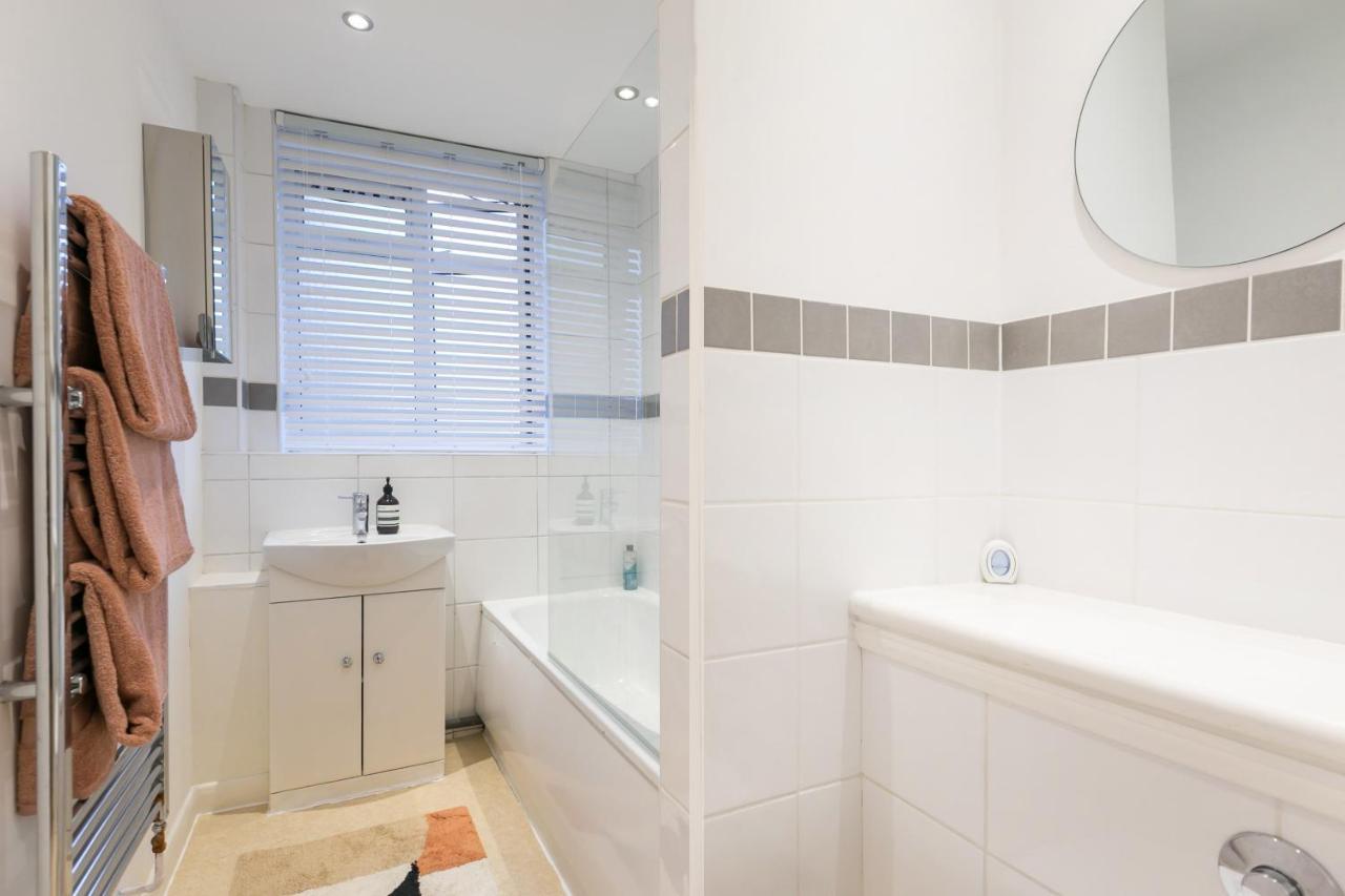 Perfectly Located 1 Bed Apartment Above Tube Station ลอนดอน ภายนอก รูปภาพ