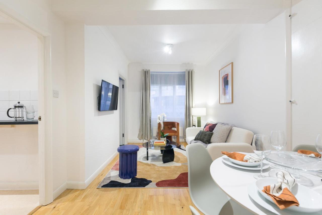 Perfectly Located 1 Bed Apartment Above Tube Station ลอนดอน ภายนอก รูปภาพ