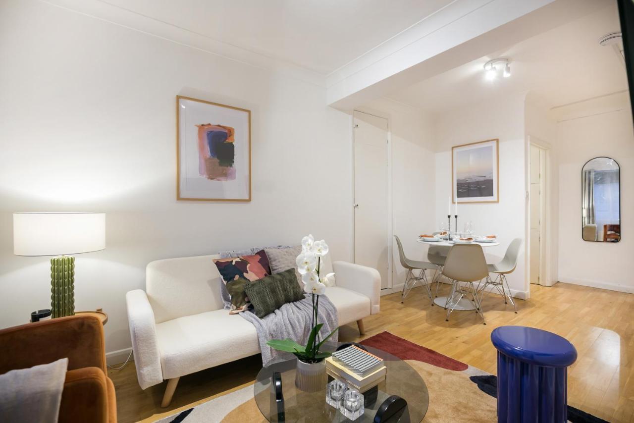 Perfectly Located 1 Bed Apartment Above Tube Station ลอนดอน ภายนอก รูปภาพ