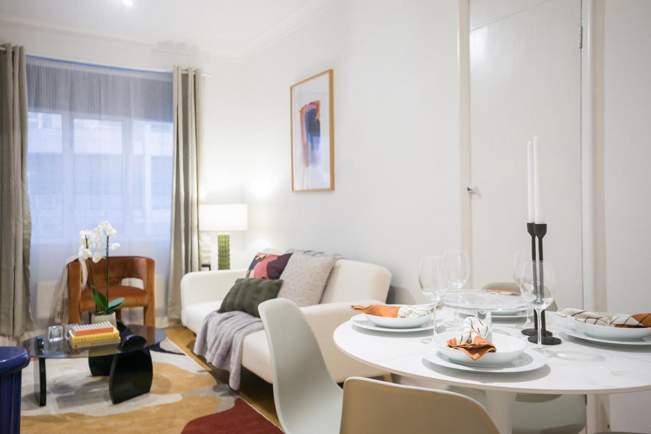 Perfectly Located 1 Bed Apartment Above Tube Station ลอนดอน ภายนอก รูปภาพ