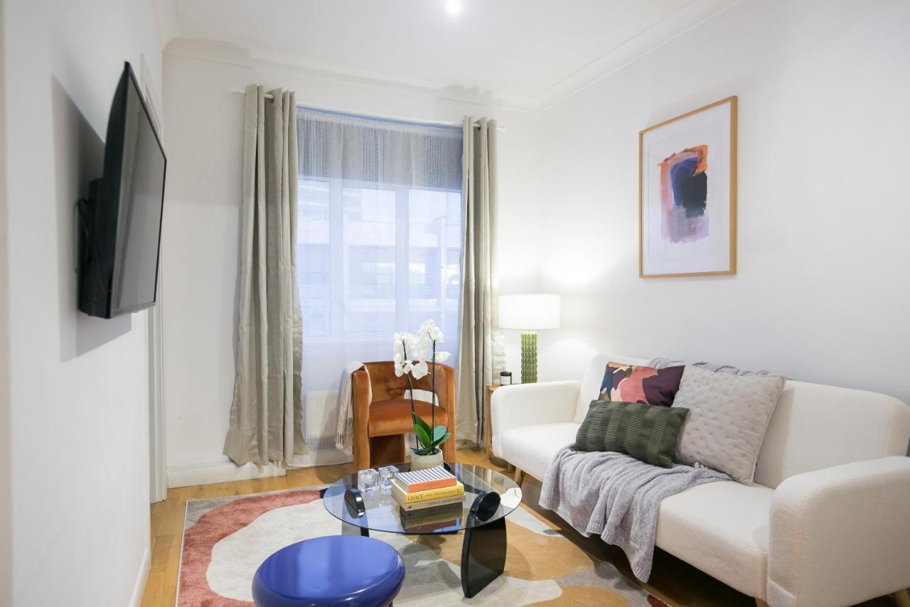 Perfectly Located 1 Bed Apartment Above Tube Station ลอนดอน ภายนอก รูปภาพ