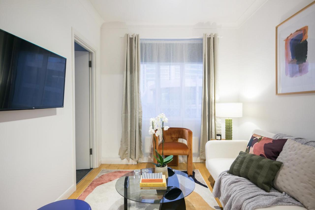 Perfectly Located 1 Bed Apartment Above Tube Station ลอนดอน ภายนอก รูปภาพ