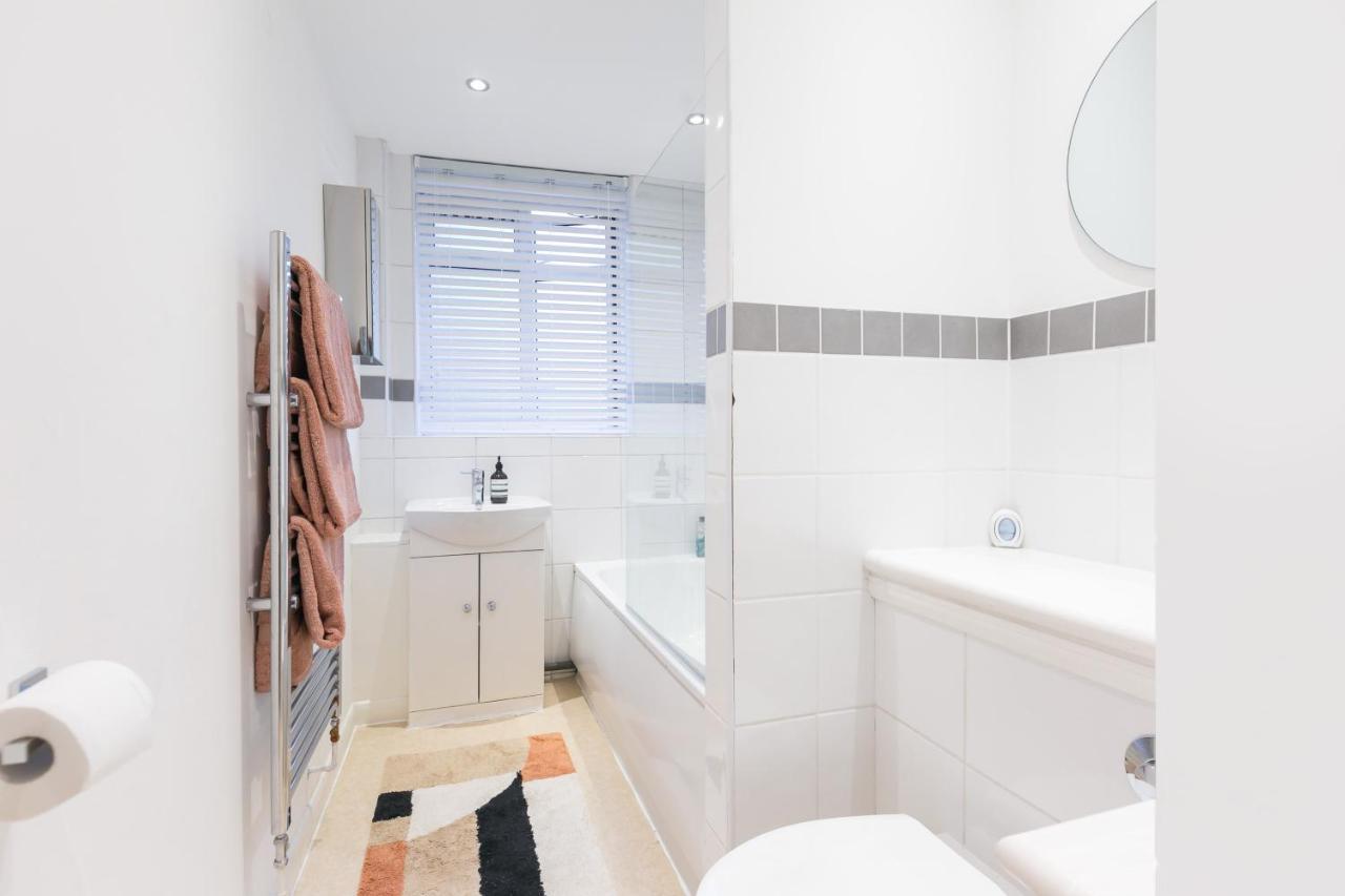 Perfectly Located 1 Bed Apartment Above Tube Station ลอนดอน ภายนอก รูปภาพ