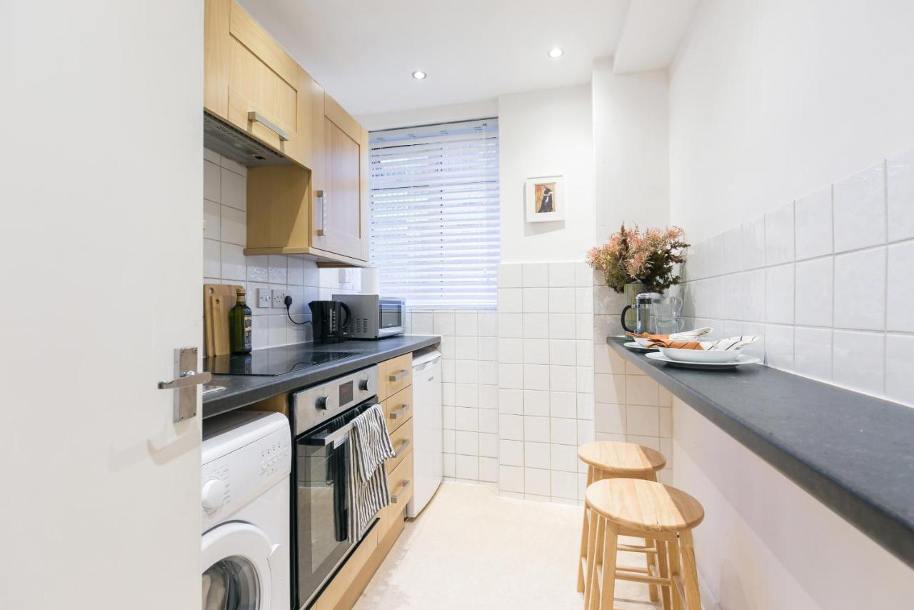 Perfectly Located 1 Bed Apartment Above Tube Station ลอนดอน ภายนอก รูปภาพ