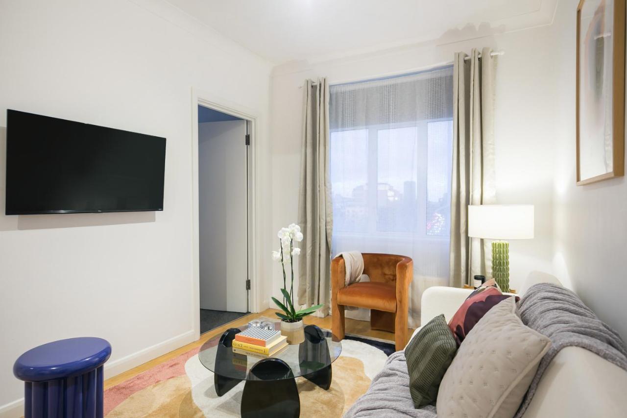 Perfectly Located 1 Bed Apartment Above Tube Station ลอนดอน ภายนอก รูปภาพ